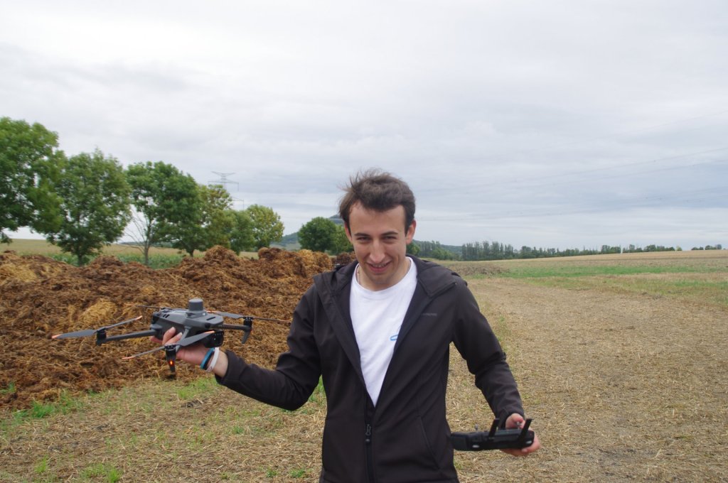 Ondra s dronem DJI Mavic 3M, který multispektrální kamerou nasnímal pole s kukuřicí, krátce po přistání „Začíná zase pršet, radši ho schovám pod střechu, nechci, aby zmoknul.“