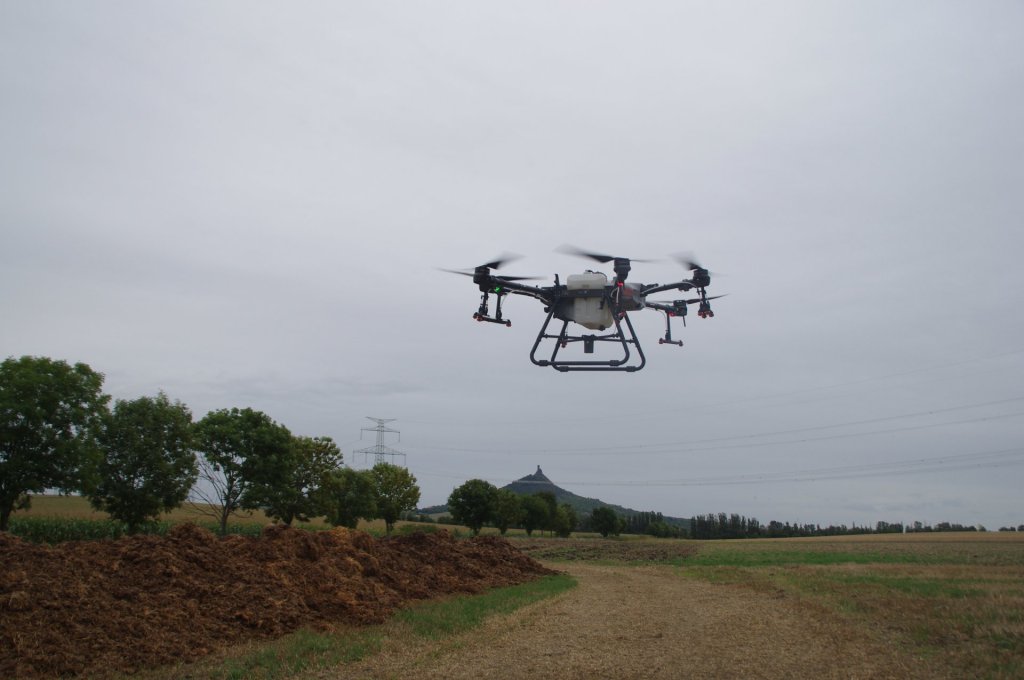 Veřejný workshop „Drony pro precizní zemědělství“ se uskutečníl v pátek 22. září na pozemcích Zemědělského družstva Klapý na dohled od zříceniny hradu Hazmburk