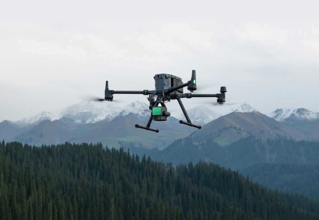 Kamera na dron DJI Zenmuse L2 ve vzduchu