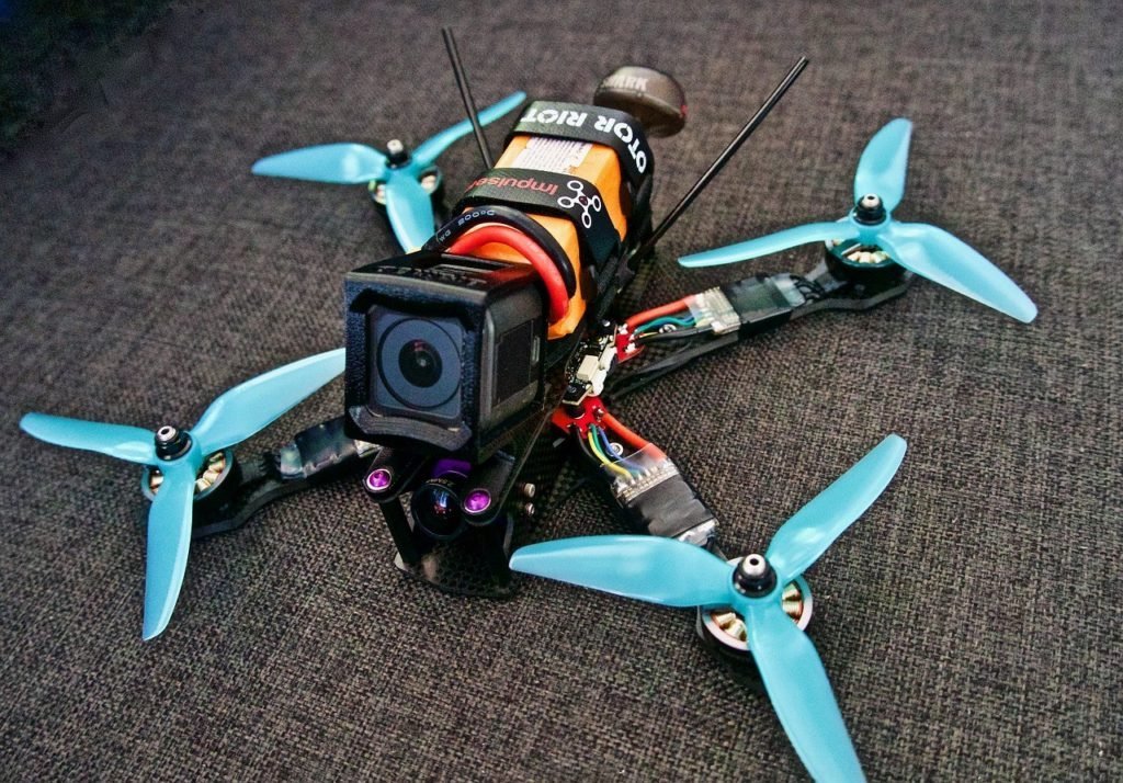 Závodní FPV dron tinywhoop