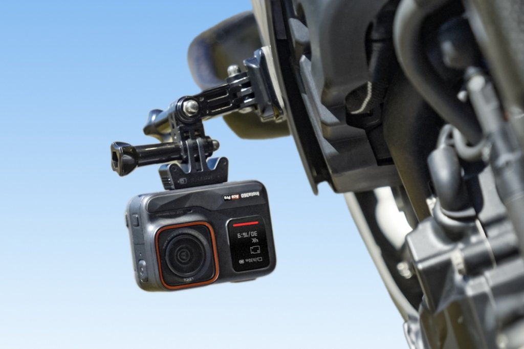 Akční kamera Insta360 Ace Pro na motorce