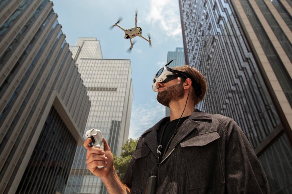 Insta360 Antigravity A1 Infinity Bundle ve městě