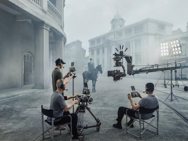 Několik DJI Transmission obrazovek v jednom štábu