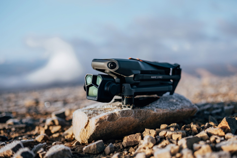 DJI Mavic 3 Pro složený se 3 kamerami