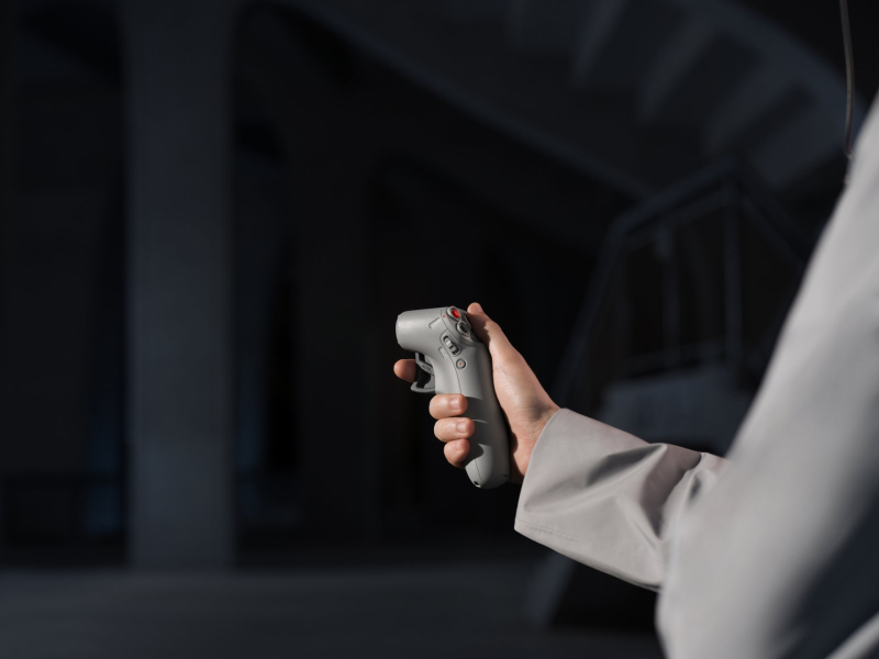 Tlačítko nouzové brzdy na ovladači DJI Motion Controller