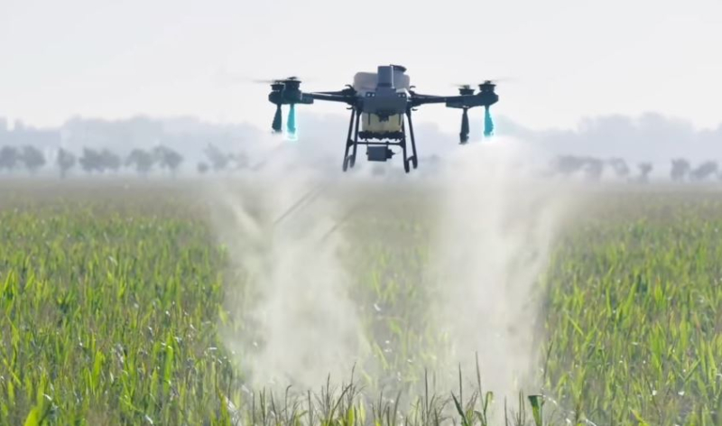 Dron pro zemědělství DJI Agras T25 postřik