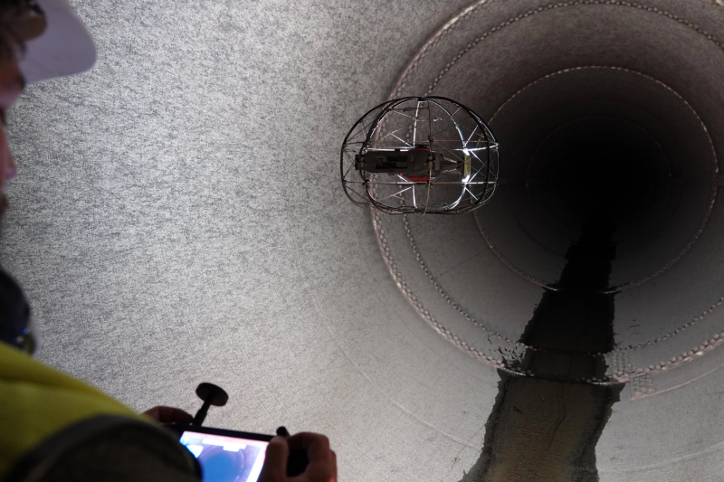 Inspekční indoor dron Flybotix ASIO X v uzkých prostorech