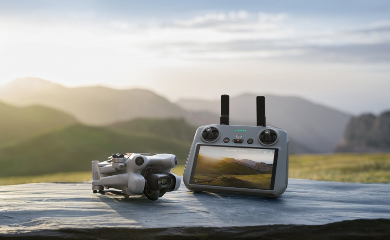 Dron DJI Mini 4 Pro a ovladač DJI RC 2