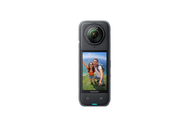 Akční kamera Insta360 X4 zepředu