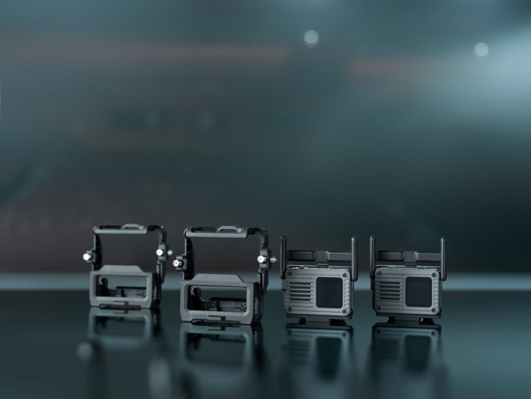 Čtyři jednotky DJI SDR Transmission 2 v různých konfiguracích na podlaze studia