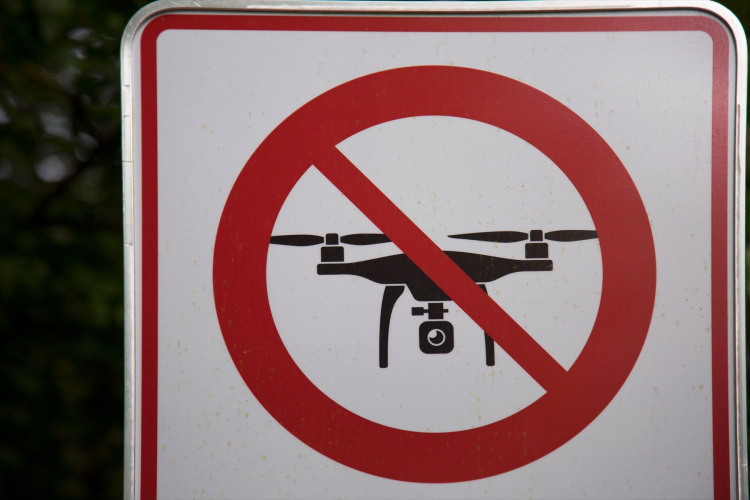 Dopravní značka zakazující let DRONů v přírodě