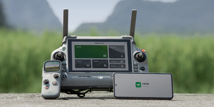 Malý ovladač DJI RC Mini AG vedle velkého ovladače DJI RC Plus a mobilního telefonu