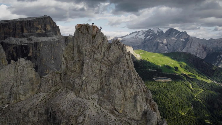 Dva horolezci na vrcholu skalní věže v Dolomitech, záběr z DRONu DJI Mavic 4 Pro