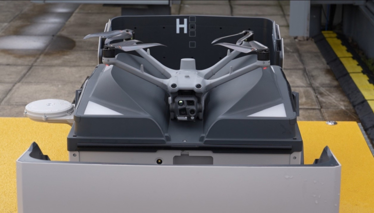 Otevřená dokovací stanice DJI s DRONem British Transport Police