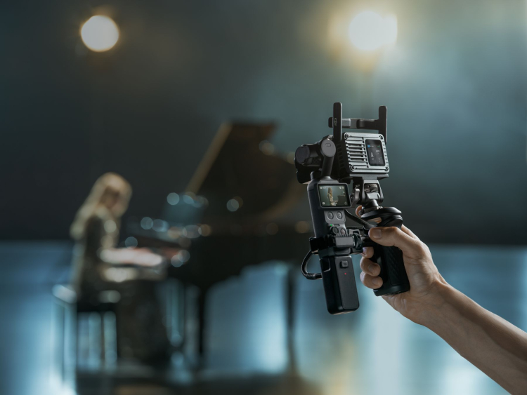 DJI SDR Transmission 2 namontovaný na kameře na ručním stabilizátoru