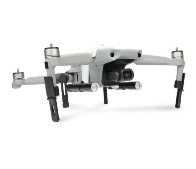 Zvýšené přistávací nohy a LED světla na dron DJI Mavic Air 2 z boku