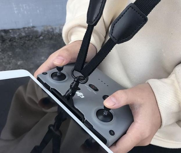 Široký popruh s karabinou na ovladač v praxi