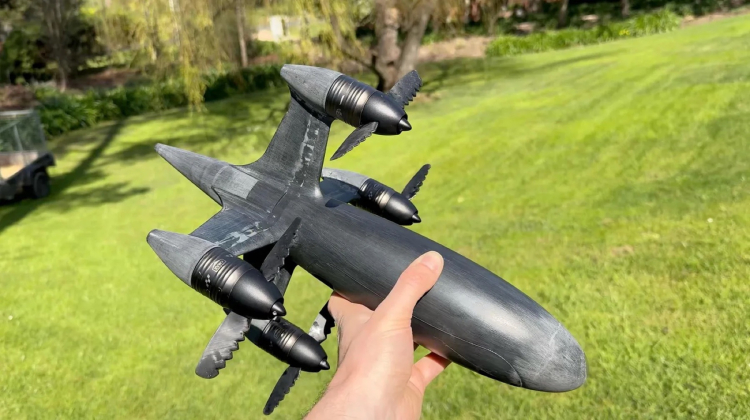 Benjamin Biggs drží v ruce 3D tištěný rychlostní DRON Blackbird ve tvaru torpéda