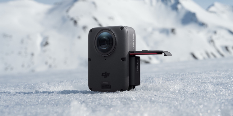 DJI Osmo 360 II ve sněhu s vysunutou baterií