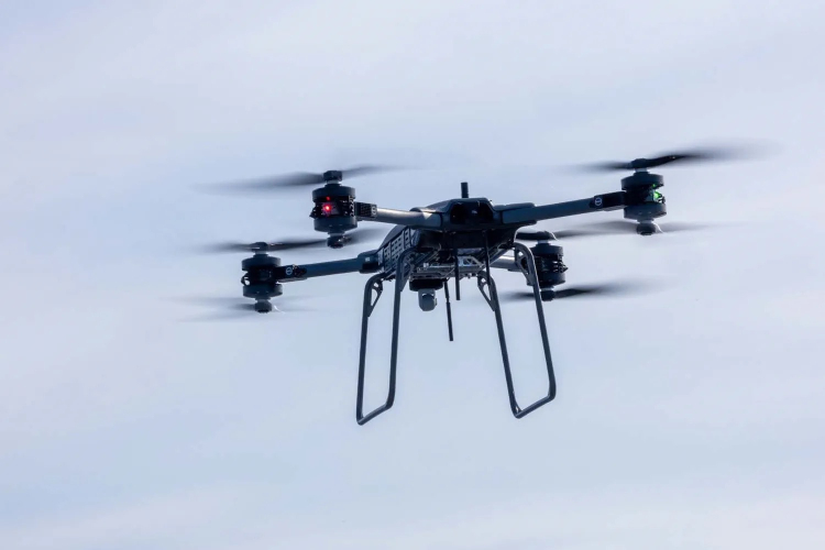 Nákladní DRON Malloy T-150B ve vzduchu na pozadí oblohy