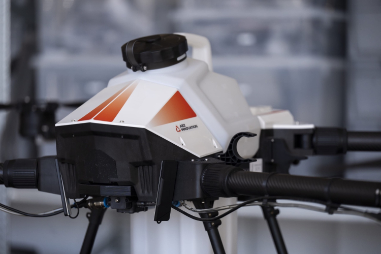 Postřikový DRON ABZ Innovation s logem výrobce, detail trupu a ramen