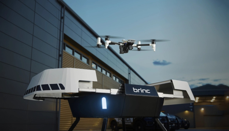 Policejní DRON BRINC Responder startuje ze své základny na budově