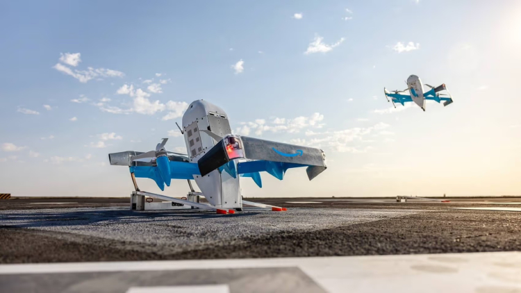 Dva doručovací DRONy Amazon Prime Air MK30 na startovací ploše