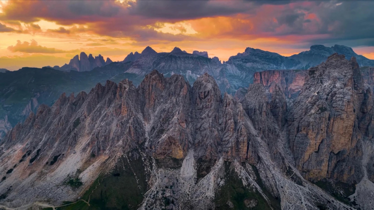 Zubaté vrcholy Dolomit při západu slunce z výšky