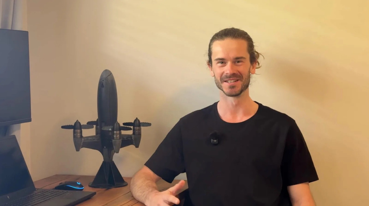 Benjamin Biggs u pracovního stolu se svým rekordním DRONem Blackbird