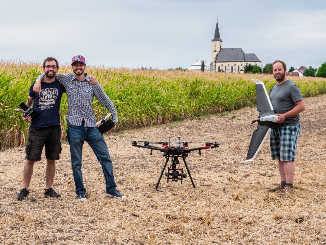 20_Letecká škola - Řidičák s dronem DronPro - v terénu - služby DronPro.cz