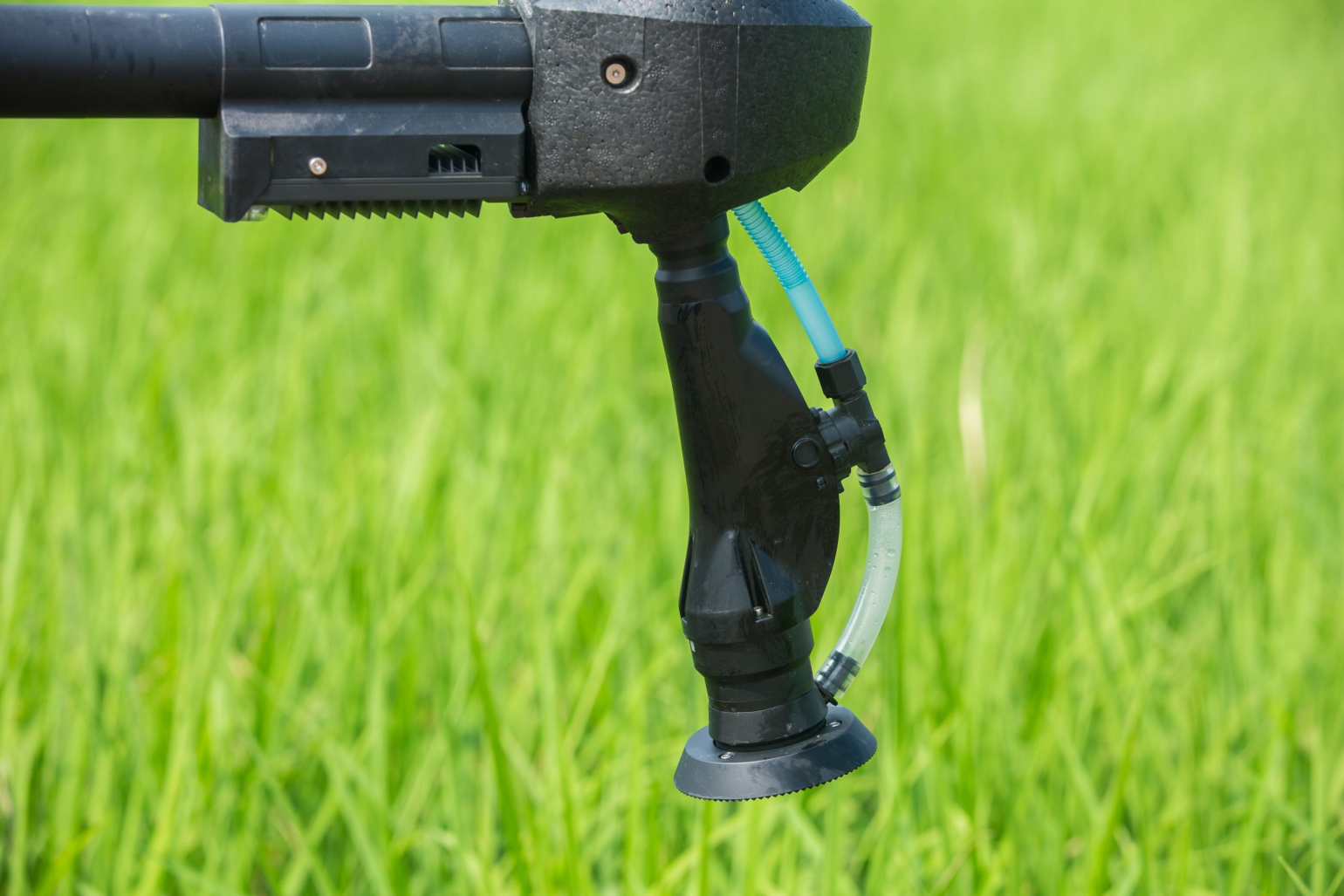 DJI Agaras T25P detail postřík DRONPRO