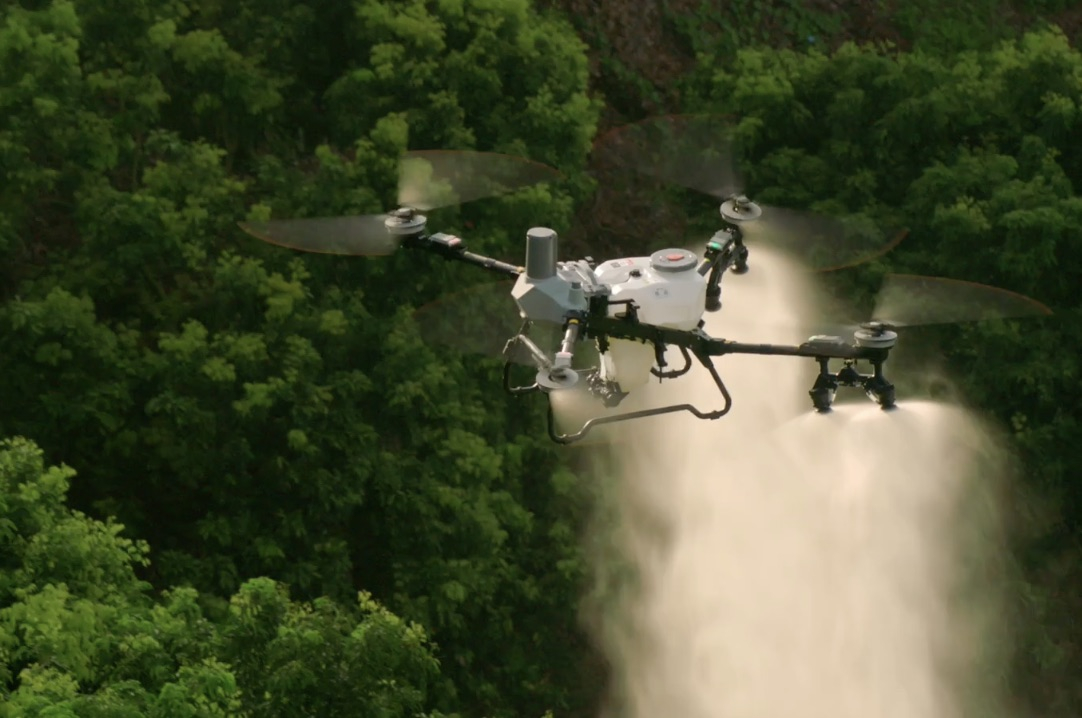 DJI Agras T55 postřík detail DRONPRO