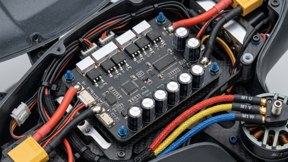 detail výkonové elektroniky ESC uvnitř trupu profesionálního dronu