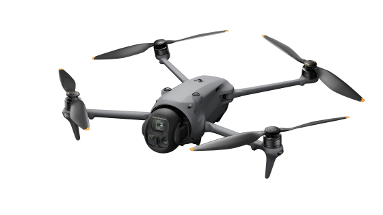DRON DJI Mavic 4 Pro ze předu, ze strany DRONPRO