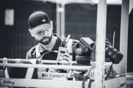 Tomáš si připravuje kameru