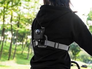 Hrudní popruh s předním a zadním adaptérem pro připojení akční kamery