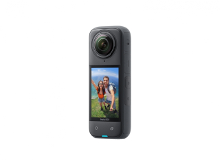 29396-akcni-kamera-insta360-x4-ze-strany