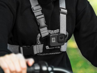 Hrudní popruh s předním a zadním adaptérem pro připojení akční kamery