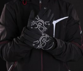 Černé fotografické rukavice nasazené