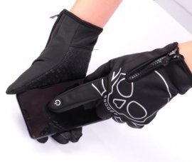 Černé fotografické rukavice s telefonem