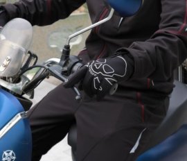 Černé fotografické rukavice na motorce