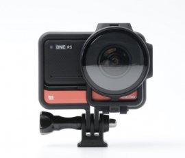Rám s chráničem objektivu na kameru Insta360 ONE RS nasazený