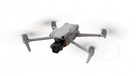 Dron DJI Air 3 ze strany