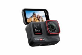 Insta360 Ace Pro s displayem zleva