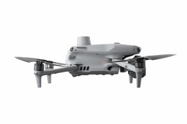 Dron DJI Matrice 4E ze strany