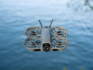 DJI Neo 3 unikl na fotce krabice. Nejzajímavější je ovladač