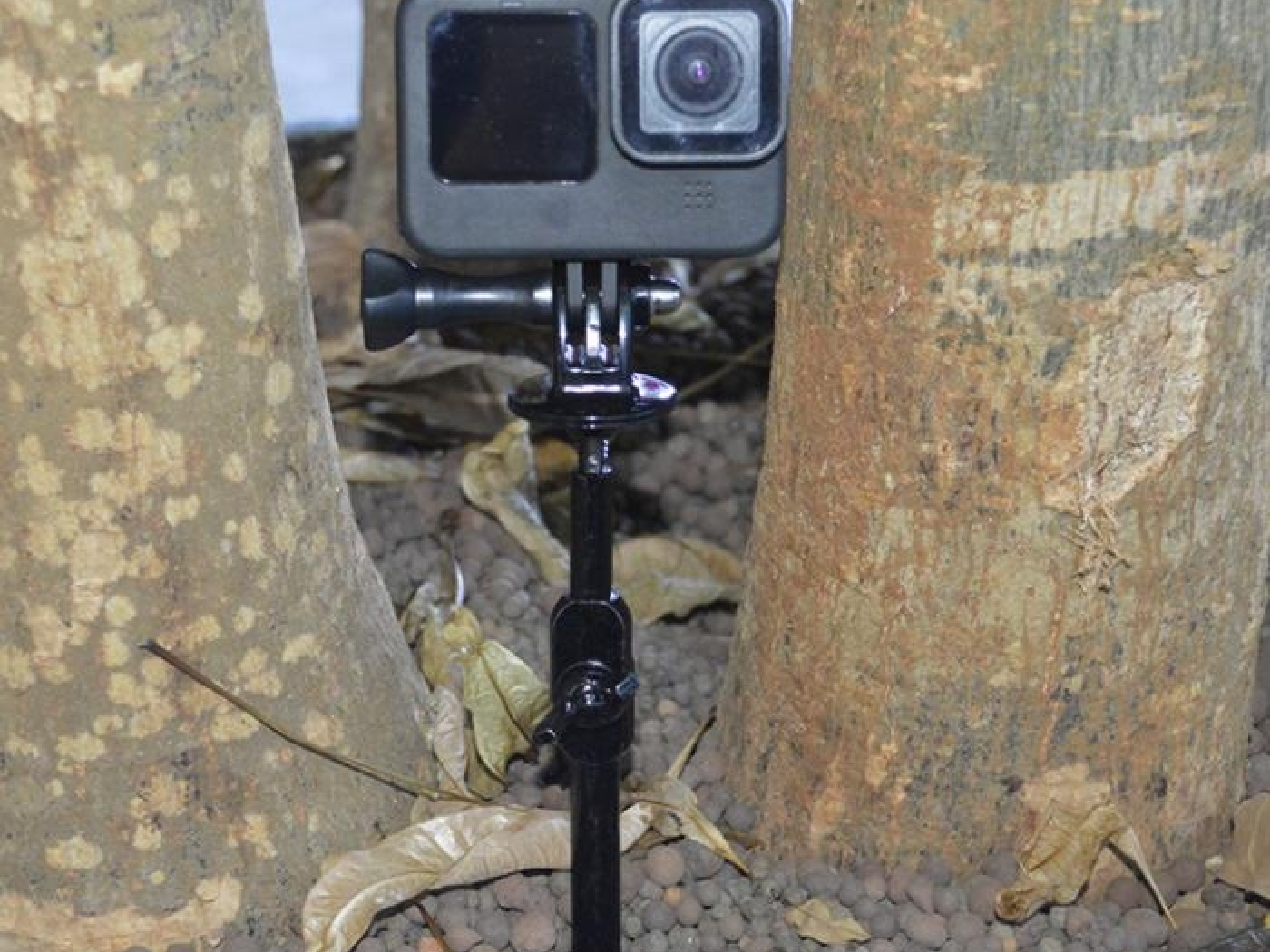 Ocelový kolík s úchytem pro akční kameru