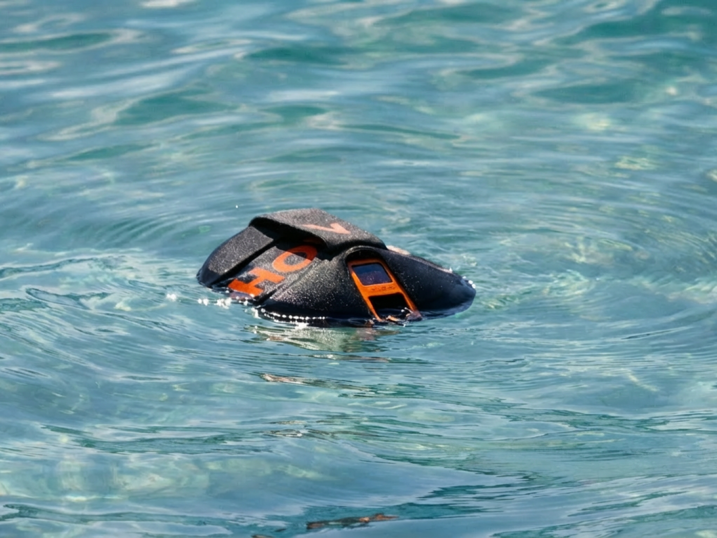 HOVERAir AQUA neoprenový obal ve vodě.png