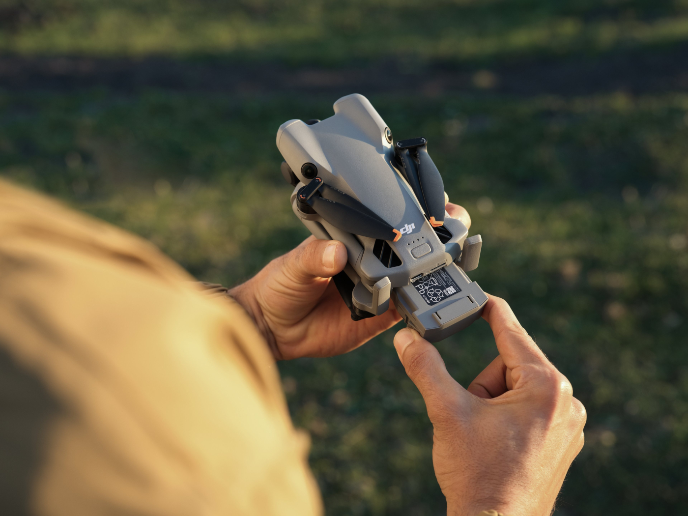 DRON DJI Mini 5 Pro - složený, baterie DRONPRO
