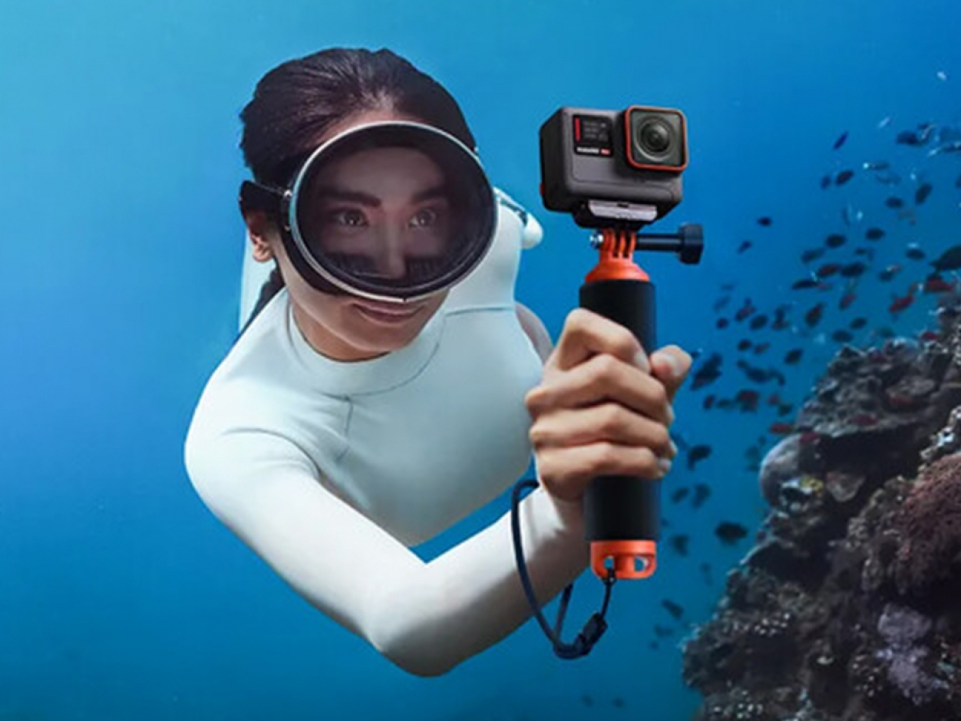 Plovoucí rukojeť na akční kameru